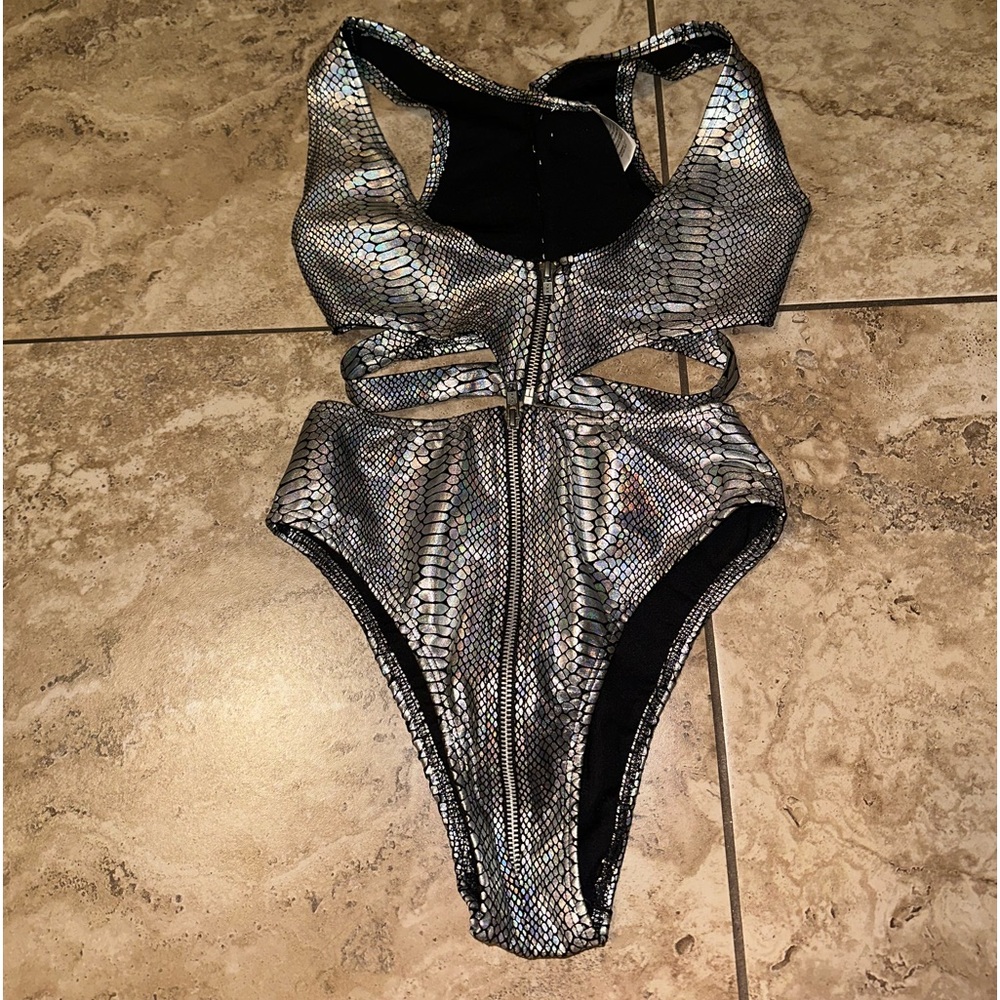 Metallic set